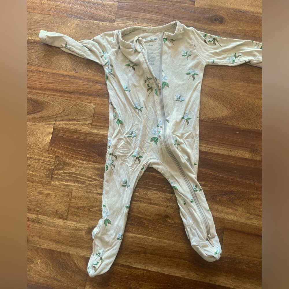 Kyte Zippered footie in Magnolia